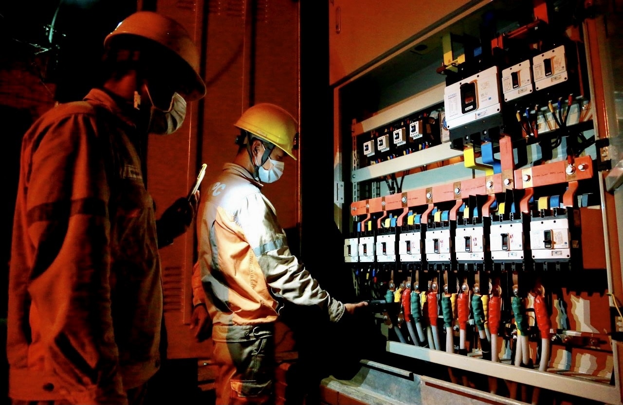 Tập đoàn Điện lực Việt Nam (EVN) đã thực hiện tốt nhiệm vụ kép, vừa đảm bảo phòng chống dịch COVID-19 diễn biến hết sức phức tạp, vừa đảm bảo cung cấp điện phục vụ kinh tế xã hội của đất nước và sinh hoạt người dân Tập đoàn Điện lực Việt Nam (EVN) đã thực hiện tốt nhiệm vụ kép, vừa đảm bảo phòng chống dịch COVID-19 diễn biến hết sức phức tạp, vừa đảm bảo cung cấp điện phục vụ kinh tế xã hội của đất nước và sinh hoạt người dân