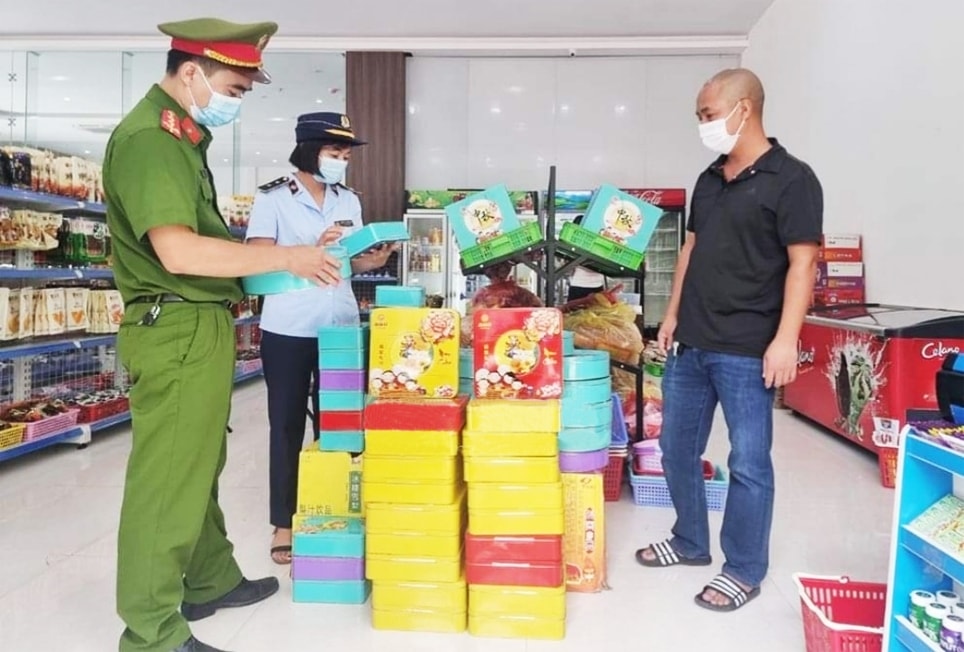 Chỉ trong 10 ngày, từ 4 - 14/9, lực lượng chức năng tỉnh Bắc Giang đã thu giữ hơn 10.000 bánh Trung thu không rõ nguồn gốc, xuất xứ Chỉ trong 10 ngày, từ 4 - 14/9, lực lượng chức năng tỉnh Bắc Giang đã thu giữ hơn 10.000 bánh Trung thu không rõ nguồn gốc, xuất xứ