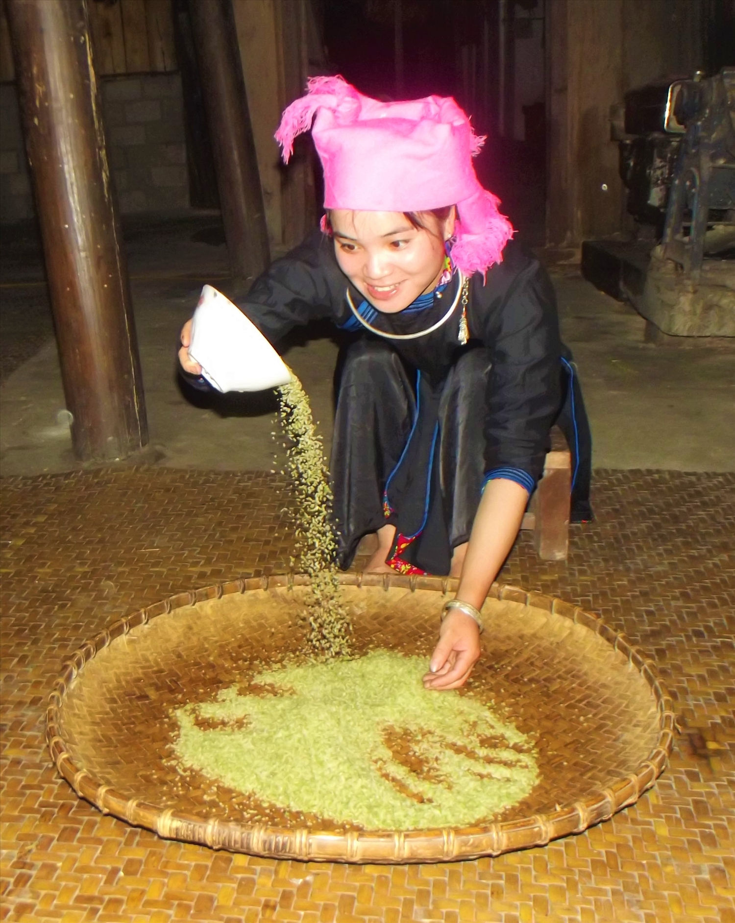 Công việc làm cốm Na Lo chủ yếu do phụ nữ Tày đảm nhiệm. 