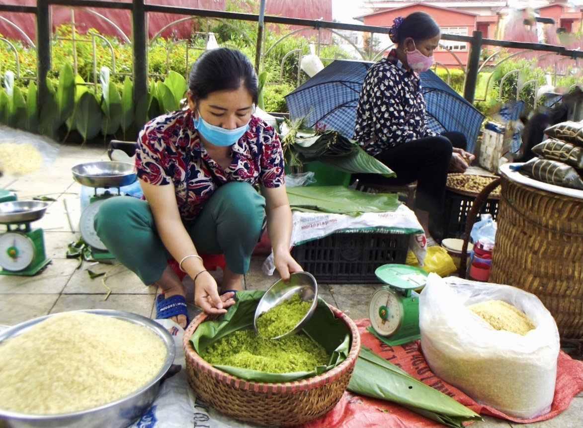 Người dân Na Lo làm cốm