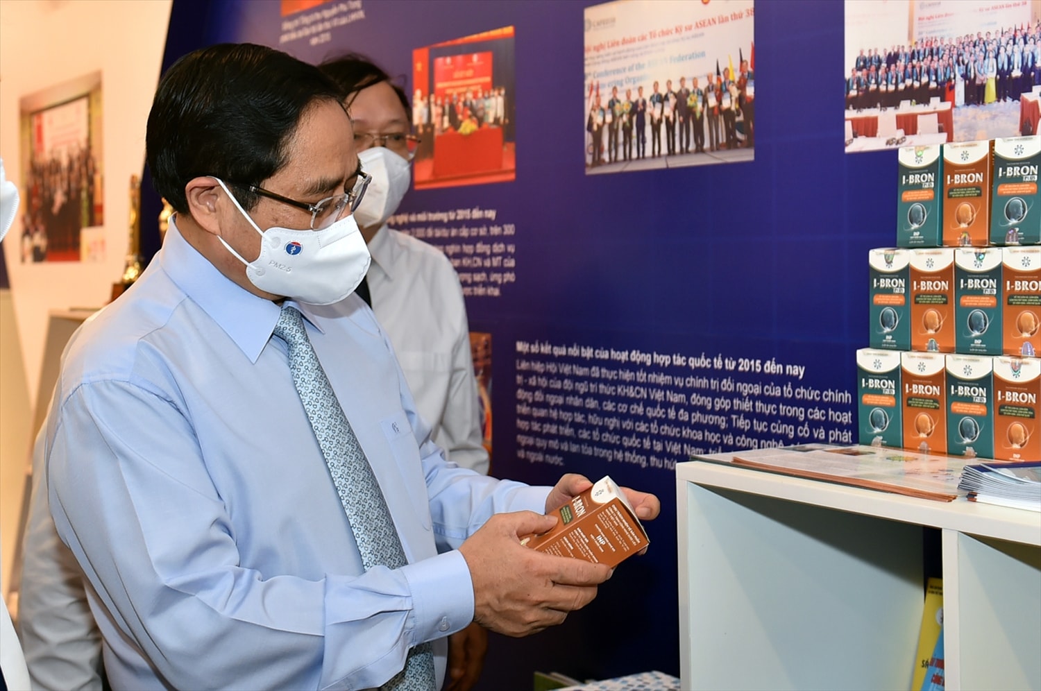 Thủ tướng Phạm Minh Chính tham quan triển lãm thành tựu khoa học và công nghệ -  Ảnh: VGP/Nhật Bắc