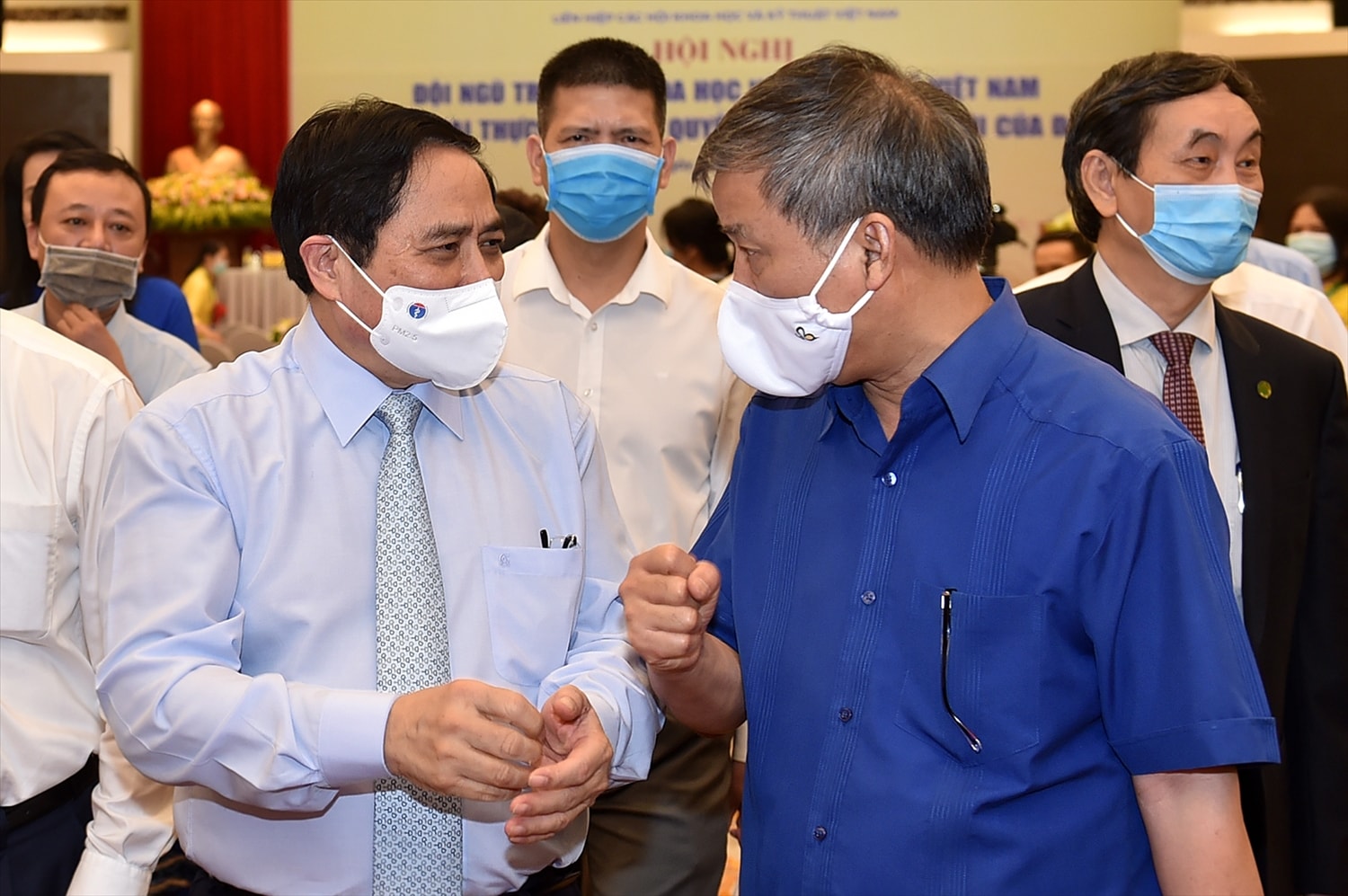 Thủ tướng Phạm Minh Chính trao đổi với các nhà khoa học dự Hội nghị - Ảnh: VGP/Nhật Bắc