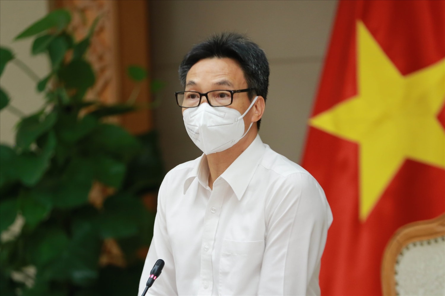 Phó Thủ tướng Vũ Đức Đam ghi nhận, trân trọng ý kiến đóng góp của các chuyên gia, nhà khoa học cho chiến lược phòng, chống dịch COVID-19 trong tình hình mới. Ảnh: VGP/Đình Nam Phó Thủ tướng Vũ Đức Đam ghi nhận, trân trọng ý kiến đóng góp của các chuyên gia, nhà khoa học cho chiến lược phòng, chống dịch COVID-19 trong tình hình mới. Ảnh: VGP/Đình Nam