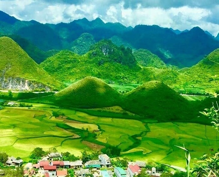 Dọc theo Quốc lộ 4C khoảng 40km từ TP.Hà Giang, địa danh Núi Đôi Quản Bạ (thị trấn Tam Sơn, huyện Quản Bạ) gắn với nhiều truyền thuyết được đồng bào các dân tộc nơi đây lưu truyền từ đời này sang đời khác. Địa danh này đã được Bộ Văn hoá, Thể thao và Du lịch công nhận là Danh thắng cấp quốc gia vào năm 2010