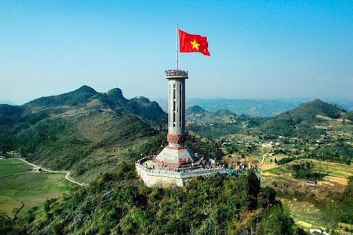  Cột cờ quốc gia Lũng Cú được xây dựng trên đỉnh núi Rồng với độ cao 1.468m so với mực nước biển, cách huyện lỵ Đồng Văn 24km, cách thành phố Hà Giang 154km. Đây là điểm đến không thể bỏ qua của khách tham quan khi đến với Công viên địa chất toàn cầu Cao nguyên đá Đồng Văn, tỉnh Hà Giang. Đứng dưới chân cột cờ, nhìn lá cờ đỏ sao vàng rộng 54m2, tượng trưng cho 54 dân tộc anh em đang phấp phới bay nơi mảnh đất cực Bắc của Tổ quốc khiến cho những ai đặt chân lên cột cờ Lũng Cú đều dâng lên những cảm xúc dạt dào về tình yêu Tổ quốc, niềm tự hào về truyền thống lịch sử vẻ vang của dân tộc Việt Nam trong quá trình dựng nước và giữ nước