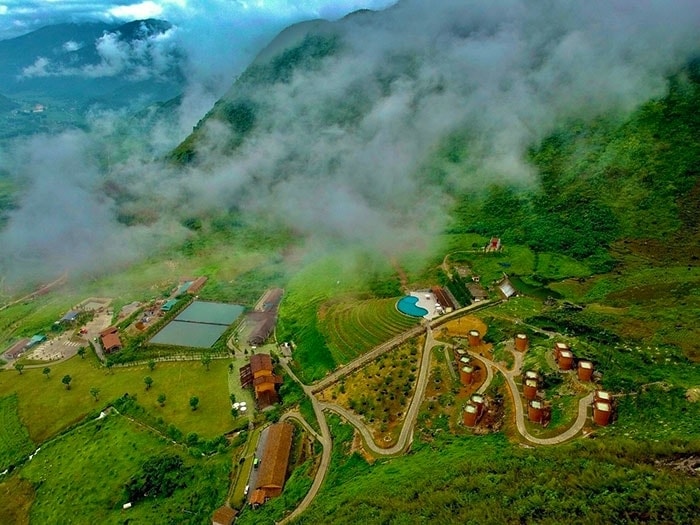  Khu nghỉ dưỡng làng dân tộc Mông được biết đến với tên gọi H’mong Village thuộc địa phận khu Tráng Kìm, xã Đông Hà, huyện Quản Bạ có diện tích hơn 20ha. Với địa thế đắc địa nằm trên lưng đồi “tọa sơn hướng thủy”, H’mong Village trở thành một trong những điểm đến thu hút du khách khi đến với Hà Giang