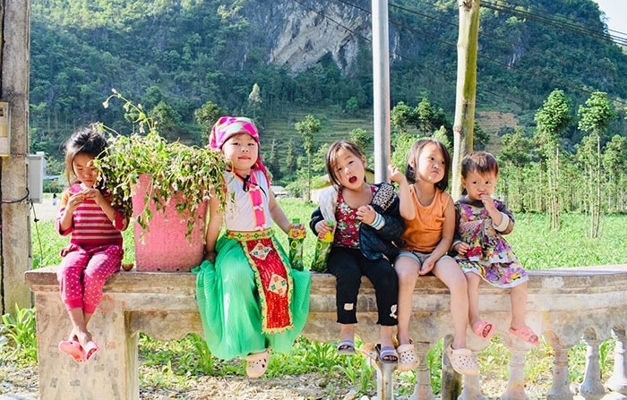  Vẻ đẹp của Hà Giang đôi khi còn thu hút du khách chỉ bởi ánh mắt ngây thơ của những em bé  trong trang phục truyền thống của dân tộc Mông hay nụ cười duyên dáng của những cô gái Lô Lô mà vô tình ta bắt gặp trên đường