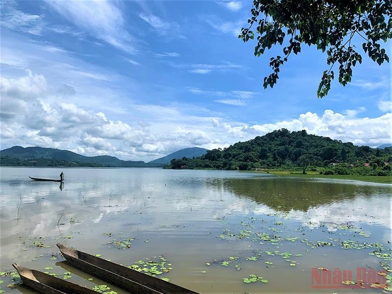 Bên hồ Lắk có một đồi cao bao phủ cây rừng, nơi tọa lạc của Biệt điện Bảo Đại Bên hồ Lắk có một đồi cao bao phủ cây rừng, nơi tọa lạc của Biệt điện Bảo Đại