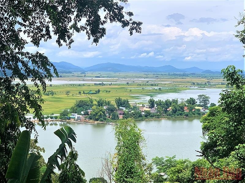 Đứng trên Biệt điện Bảo Đại nhìn xuống, xa xa là các buôn cổ M’nông hiện ra trông đẹp như một bức tranh Đứng trên Biệt điện Bảo Đại nhìn xuống, xa xa là các buôn cổ M’nông hiện ra trông đẹp như một bức tranh