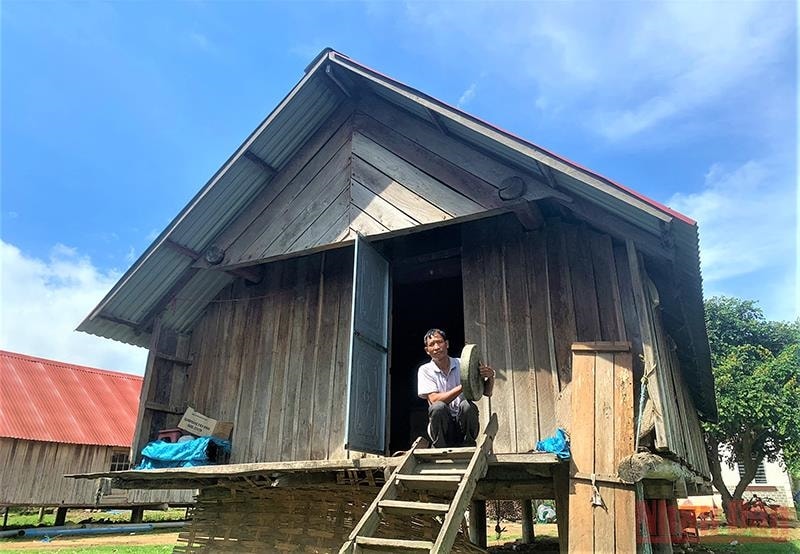 Mỗi khi chiều về, trên ngôi nhà dài truyền thống bên hồ Lắk, bà con dân tộc M’nông vẫn đem cồng chiêng ra đánh để nhắc nhở con cháu bảo tồn văn hóa truyền thống của dân tộc mình Mỗi khi chiều về, trên ngôi nhà dài truyền thống bên hồ Lắk, bà con dân tộc M’nông vẫn đem cồng chiêng ra đánh để nhắc nhở con cháu bảo tồn văn hóa truyền thống của dân tộc mình