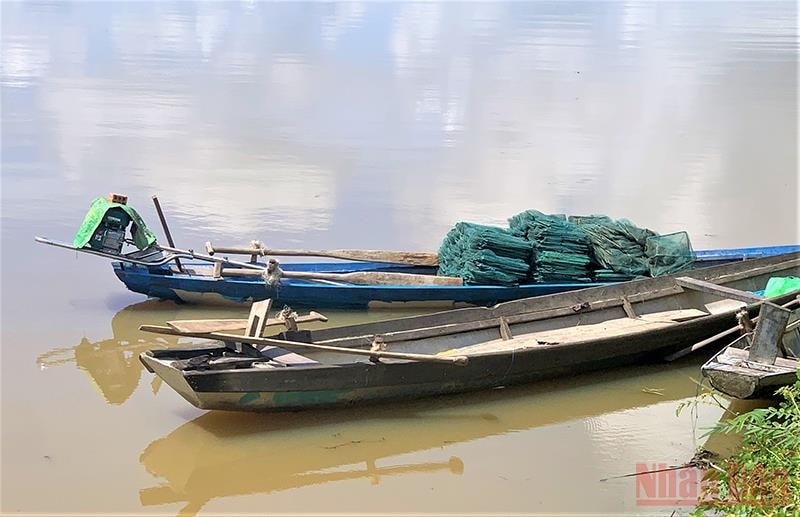 Những chiếc xuồng của người dân dùng để chèo đi đánh bắt cá trên hồ Lắk Những chiếc xuồng của người dân dùng để chèo đi đánh bắt cá trên hồ Lắk