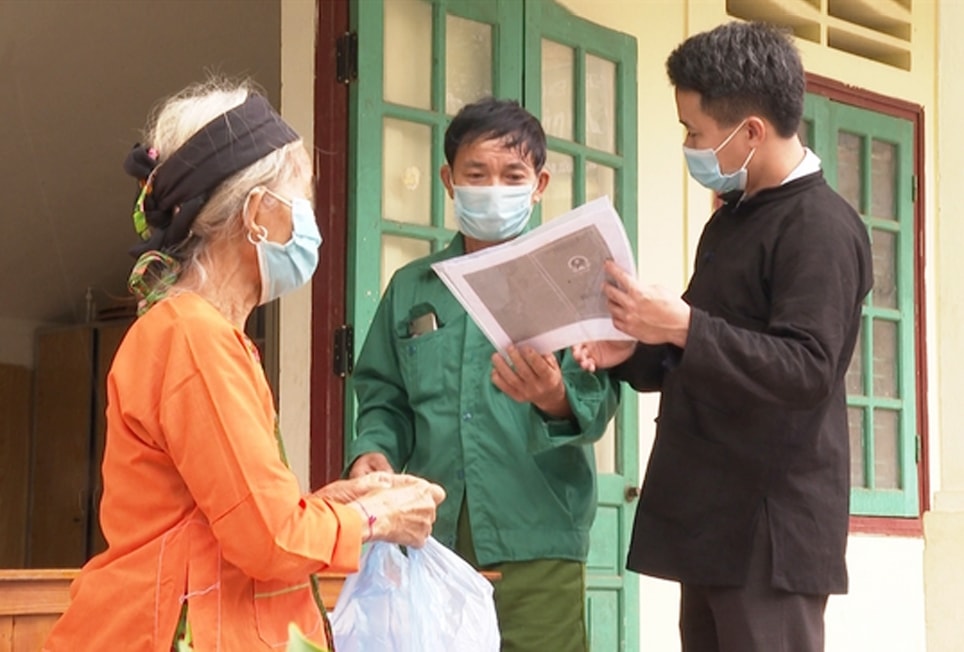 Người dân thấy gần gũi hơn khi thấy cán bộ cũng mặc trang phục dân tộc  mỗi khi có việc đến giao dịch ở xã