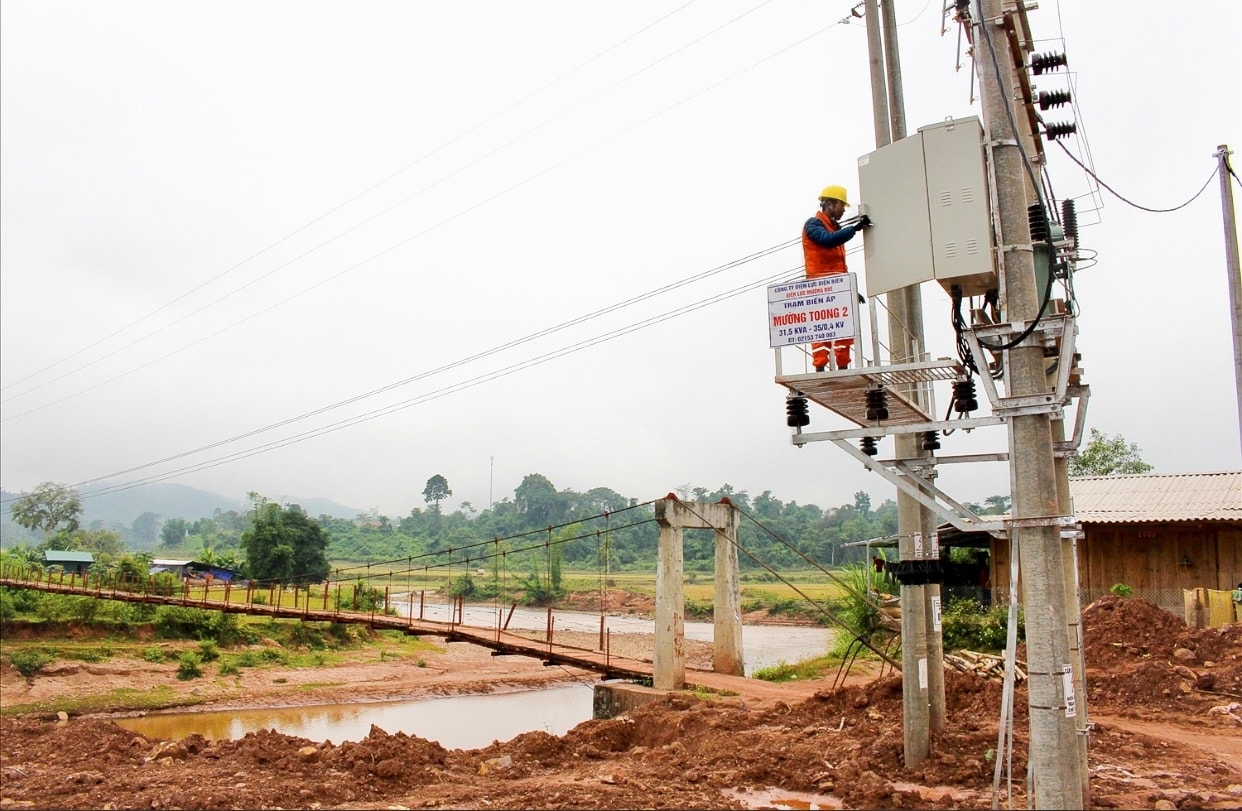 Công ty điện lực Mừơng Nhé đang chuẩn bị những bước cuối cùng trước khi đóng điện xã Mường Toong. Công ty điện lực Mừơng Nhé đang chuẩn bị những bước cuối cùng trước khi đóng điện xã Mường Toong