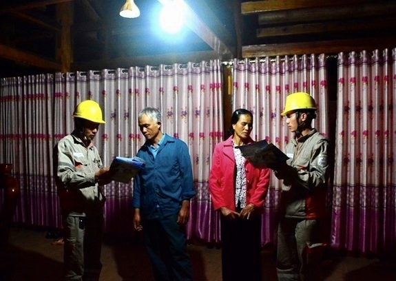 Cán bộ ngành điện lực hướng dẫn người dân sử dụng thiết bị điện an toàn. Cán bộ ngành điện lực hướng dẫn người dân sử dụng thiết bị điện an toàn.