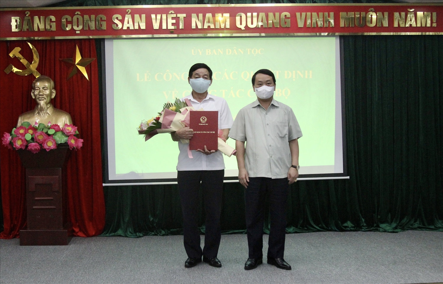 Bộ trưởng, Chủ nhiệm UBDT Hầu A Lềnh trao quyết định nghỉ hưu cho đồng chí Nguyễn Huy Duẩn Bộ trưởng, Chủ nhiệm UBDT Hầu A Lềnh trao quyết định nghỉ hưu cho đồng chí Nguyễn Huy Duẩn