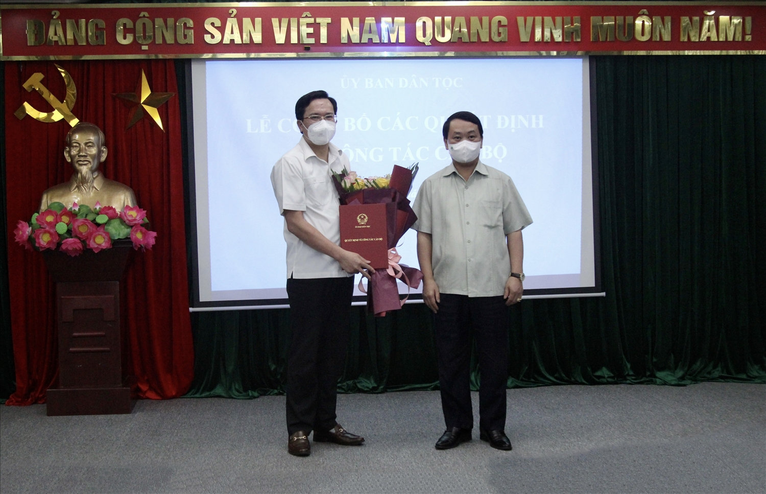 Bộ trưởng, Chủ nhiệm UBDT Hầu A Lềnh trao Quyết định chuyển công tác cho đồng chí Nguyễn Đình Vượng Bộ trưởng, Chủ nhiệm UBDT Hầu A Lềnh trao Quyết định chuyển công tác cho đồng chí Nguyễn Đình Vượng