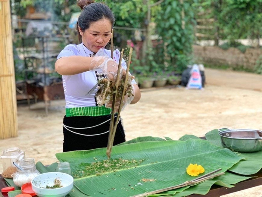 Nguyên liệu để làm món ăn này bao gồm: Cá suối (chép, trôi, trắm…) 1 con, hành củ 2 củ, hành lá 2 nhánh, rau húng 1 mớ, sả 2 củ, ớt 1 quả, gừng 1 củ, bột giềng, thính gạo, mầm măng cây sa nhân (có gia vị này thì món cá nướng Tây Bắc sẽ cay và thơm hơn); gia vị gồm hạt mắc khén, muối, mì chính, bột canh. (Ảnh: Xuân Mai/Vietnam+)