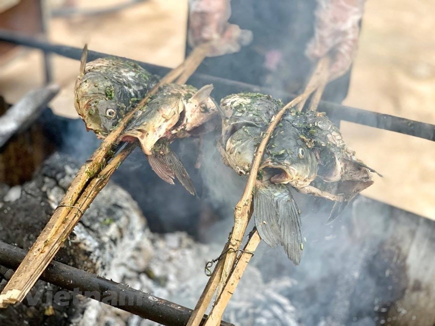 Các nướng trực tiếp trên than hoa từ gỗ rừng nên thành phẩm có hương thơm khác biệt. (Ảnh: Xuân Mai/Vietnam+)