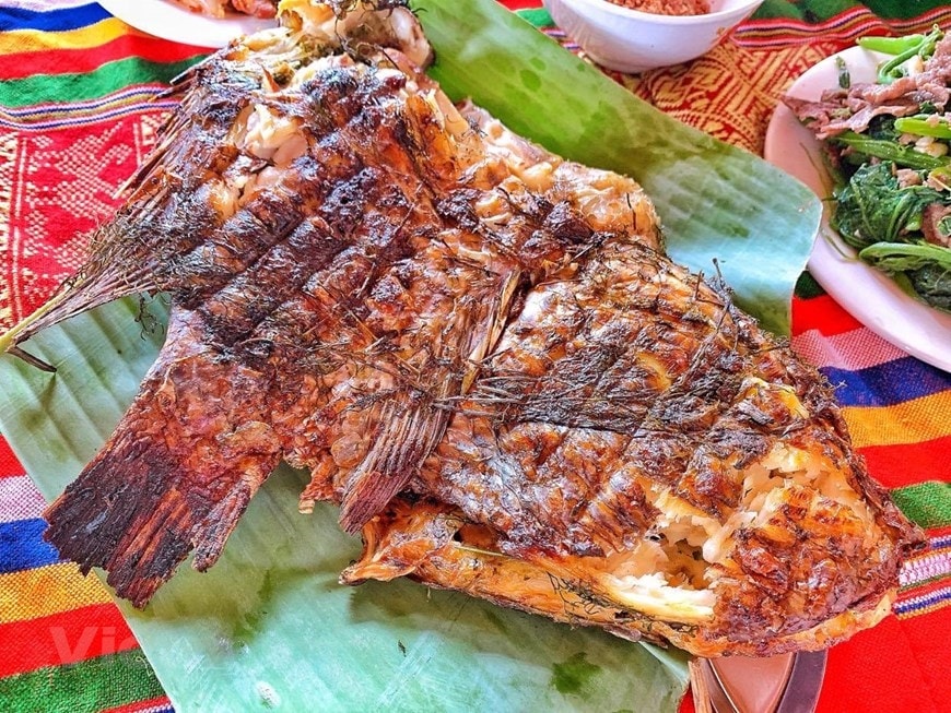 Cá nướng xong thành phẩm phải khô, thơm, đủ hương vị chua, cay, ngọt, mặn, đắng của các loại gia vị. (Ảnh: Xuân Mai/Vietnam+)