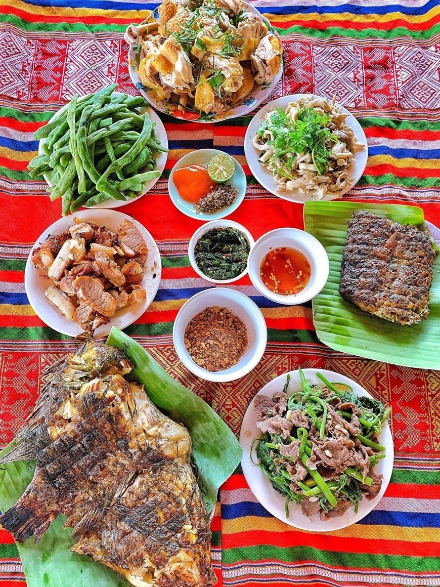 Cá nướng xong thành phẩm phải khô, thơm, đủ hương vị chua, cay, ngọt, mặn, đắng của các loại gia vị. (Ảnh: Xuân Mai/Vietnam+)