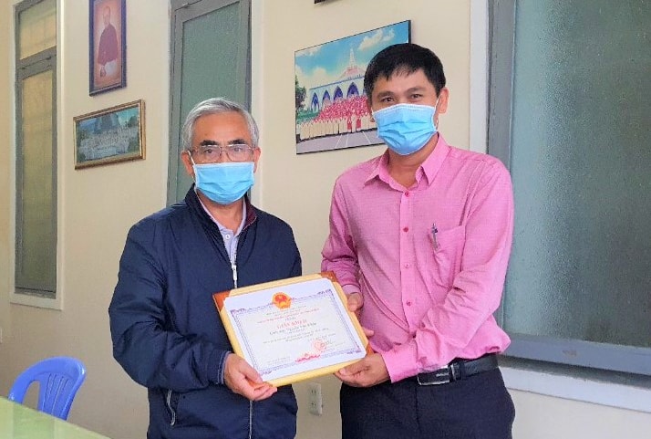 Đại diện lãnh đạo UBND TP. Bảo Lộc Trao Giấy khen của Chủ tịch UBND Thành phố cho các chức sắc, chức việc