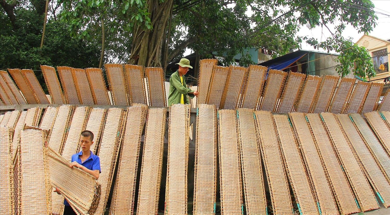 Bánh đa nem Thổ Hà được phơi sớm để đón sương, tạo sự thơm ngon độc đáo