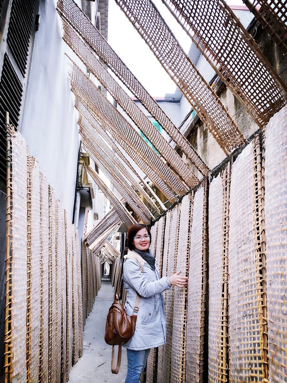 Bánh đa nem được phơi ngay trên đỉnh những con ngõ nhỏ