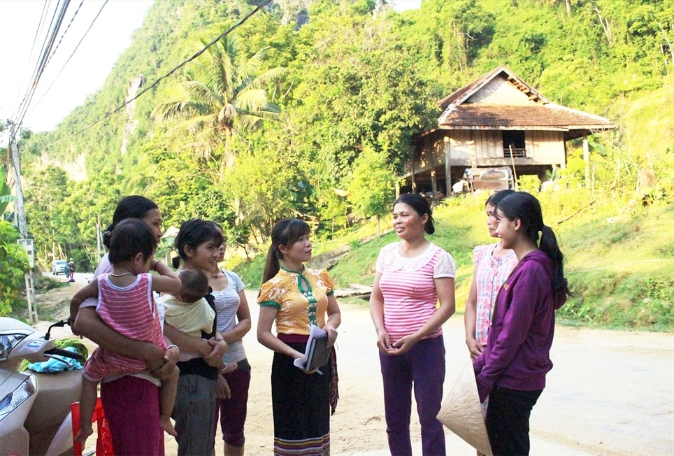 Bí thư Chi bộ bản Bua Lữ Thị Loan (ở giữa, áo vàng) thường xuyên gặp gỡ, trao đổi cùng bà con dân bản. (Ảnh chụp trước ngày 27/4/2021)