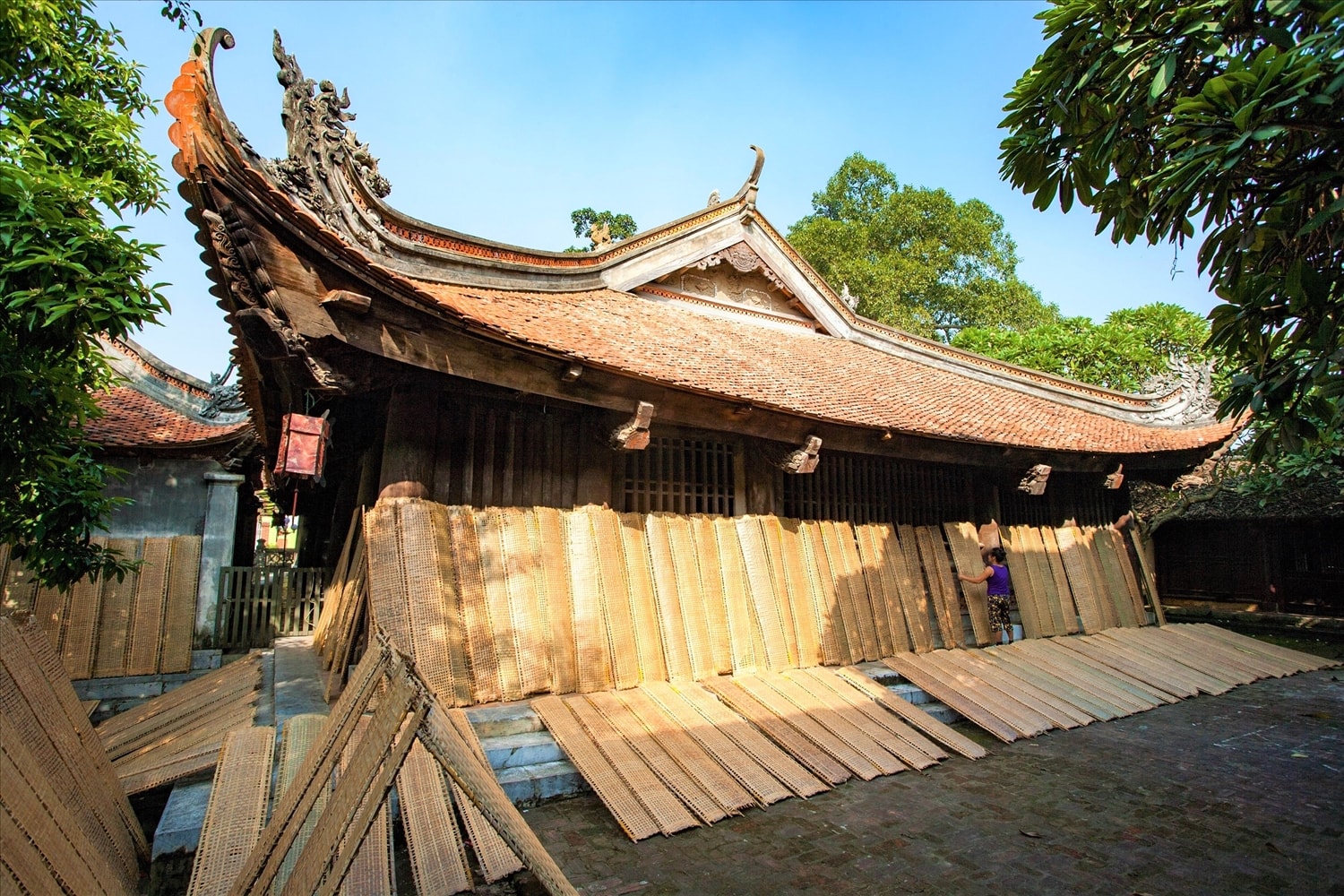Bánh đa nem được phơi trên sân đình Thổ Hà