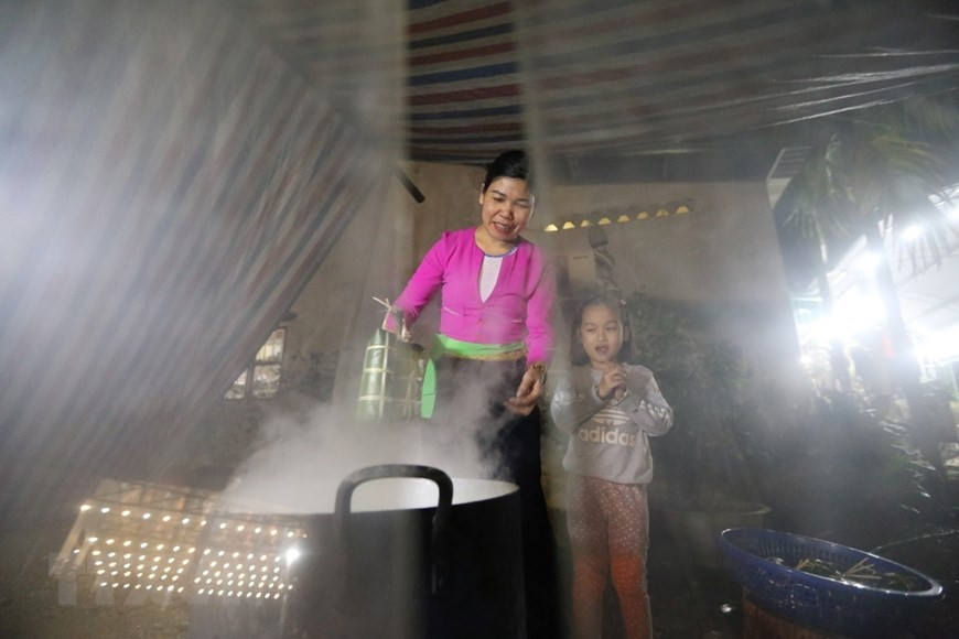 Sau khi luộc xong, rửa bánh trong nước lạnh cho sạch nhựa, để ráo hoặc túm lại treo lên. (Ảnh: Trọng Đạt/TTXVN)