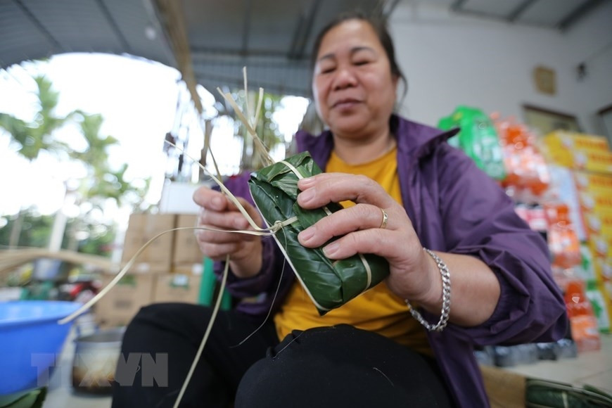 Gói bánh ống đòi hỏi sự khéo léo, cẩn thận để đảm bảo bánh bảo quản được lâu, dền và đẹp mắt.  