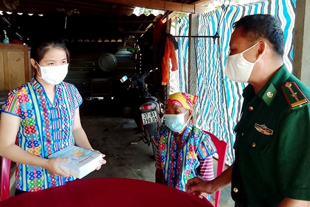 Cán bộ Tổ công tác bản Rào Tre - Đồn Biên phòng Bản Giàng và người dân trong bản đến nhà chia sẻ niềm vui với Sương