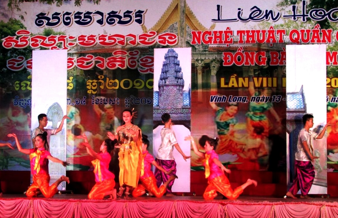 Nghệ thuật dân vũ của đồng bào Khmer được trình diễn tại Ngày hội Văn hóa, Thể thao đồng bào Khmer tỉnh Vĩnh Long năm 2019. (Ảnh tư liệu) Nghệ thuật dân vũ của đồng bào Khmer được trình diễn tại Ngày hội Văn hóa, Thể thao đồng bào Khmer tỉnh Vĩnh Long năm 2019. (Ảnh tư liệu)