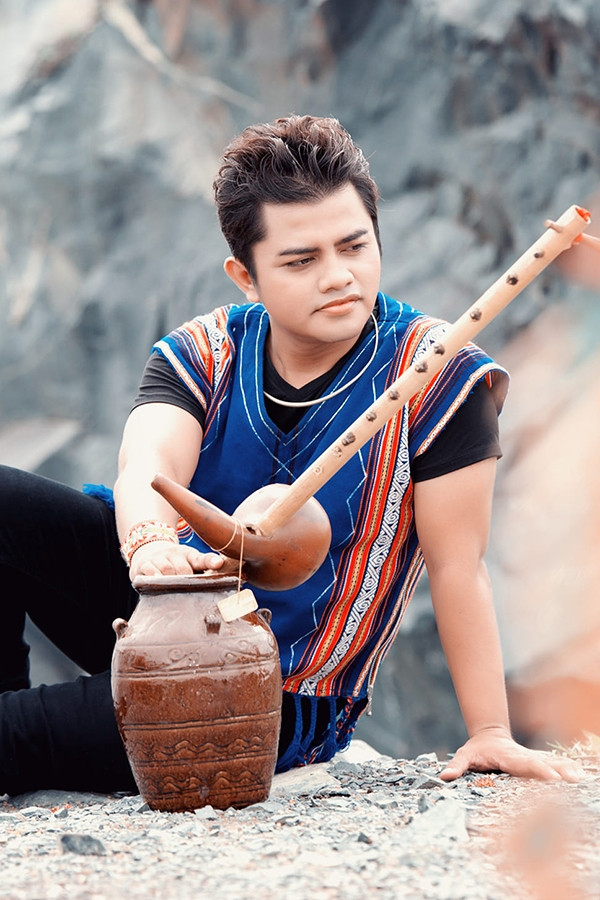 Ca sĩ Y Jang Tuyn (1979 - 2021)