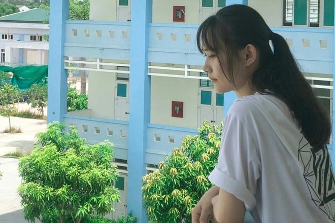 Em Lộc Thị Vân Anh bên mái trường yêu dấu của mình.
