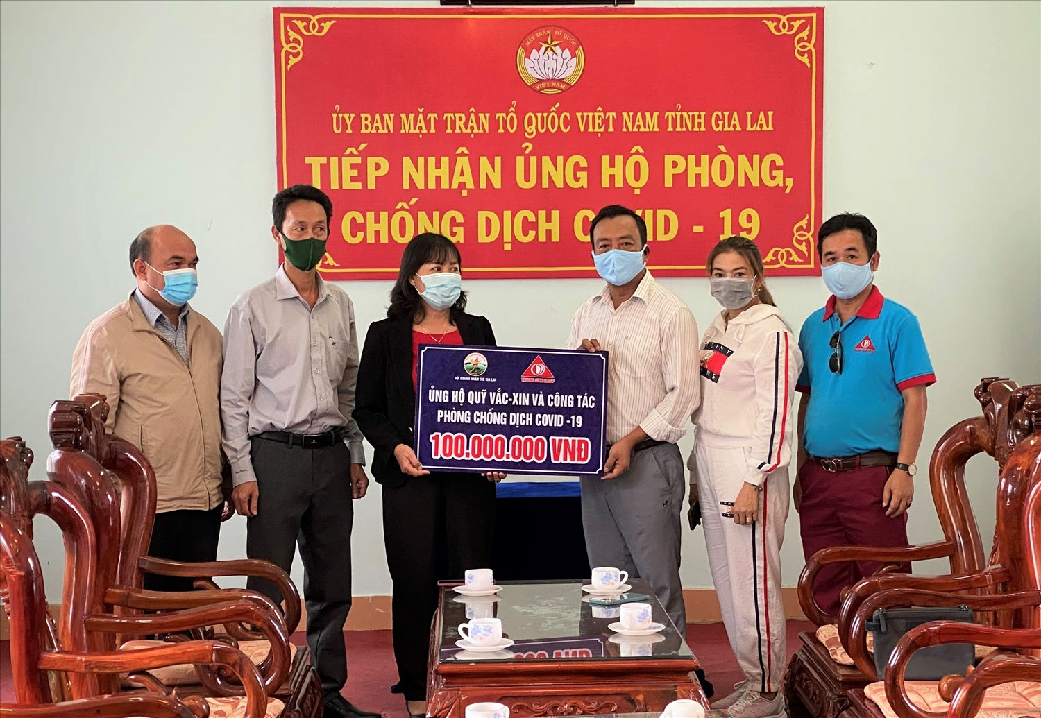 Tổng Giám đốc Phan Thanh Thiên trao tiền ủng hộ đợt 1 Quỹ vắc xin phòng chống Covid của tỉnh