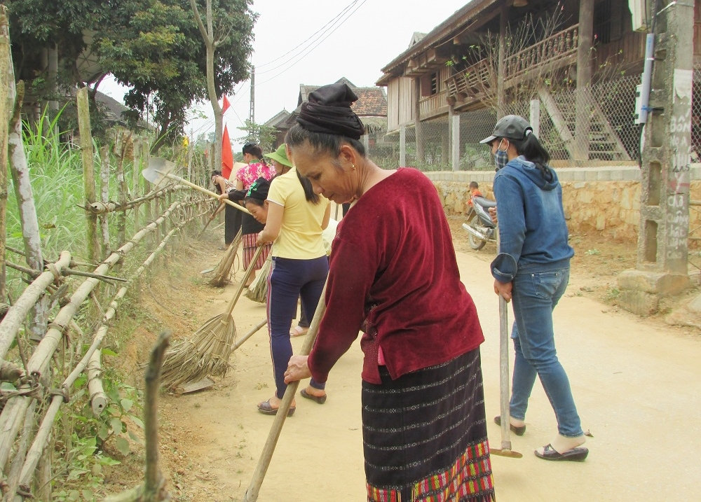 Người dân Làng DLCĐ bản Khe Rạn, xã Bồng Khê (huyện Con Cuông) dọn vệ sinh làng bản