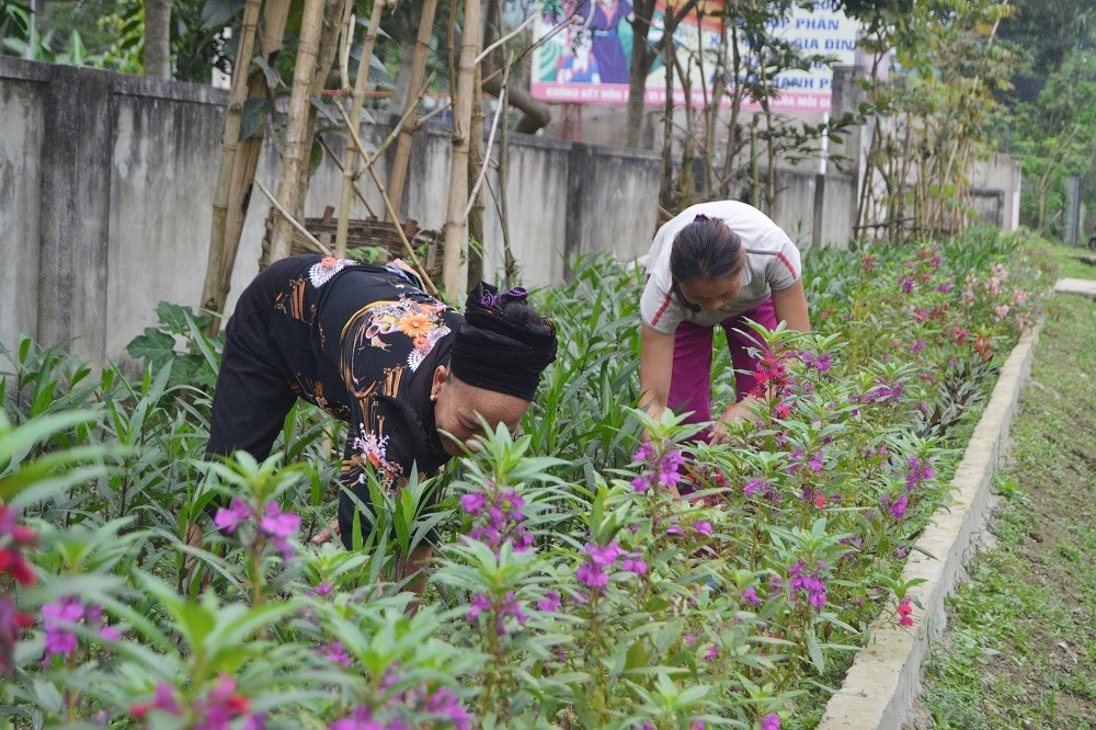 Bà con làng DLCĐ trồng hoa, tạo cảnh quan cho bản làng
