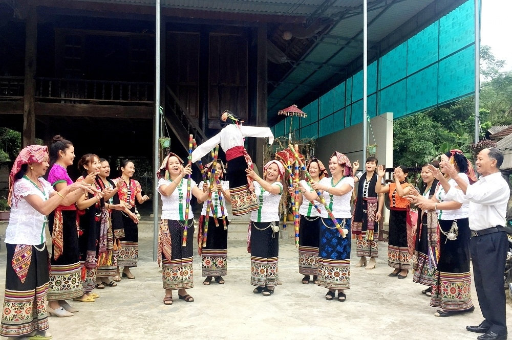 Du khách hào hứng tham gia hoạt động văn nghệ cộng đồng.  (Ảnh chụp trước ngày 27/1/2021)