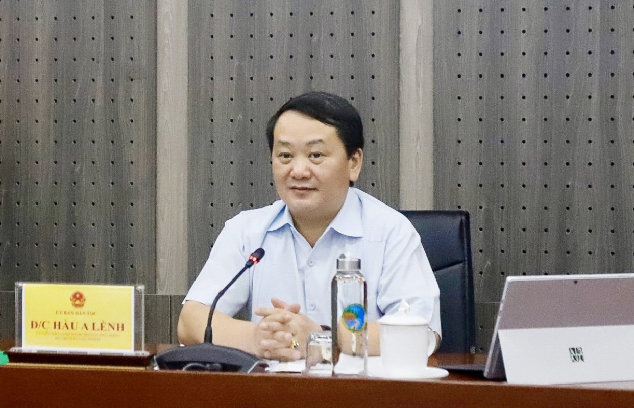 Bộ trưởng Chủ nhiệm Hầu A Lềnh  chủ trì buổi làm việc