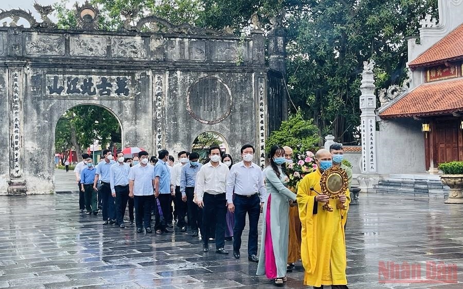 Lễ dâng hương, dâng hoa tưởng niệm 721 năm ngày mất Anh hùng dân tộc Hưng Đạo Đại Vương Trần Quốc Tuấn. (Ảnh: NGUYỄN QUỐC VINH). Lễ dâng hương, dâng hoa tưởng niệm 721 năm ngày mất Anh hùng dân tộc Hưng Đạo Đại Vương Trần Quốc Tuấn. (Ảnh: NGUYỄN QUỐC VINH).