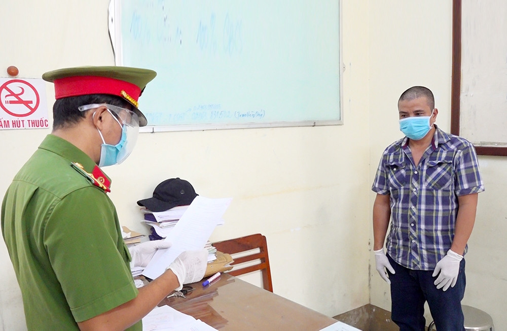 Cơ quan Cảnh sát điều tra Công an TP. Long Xuyên đọc lệnh bắt bị can Nguyễn Ngọc Sơn để tạm giam