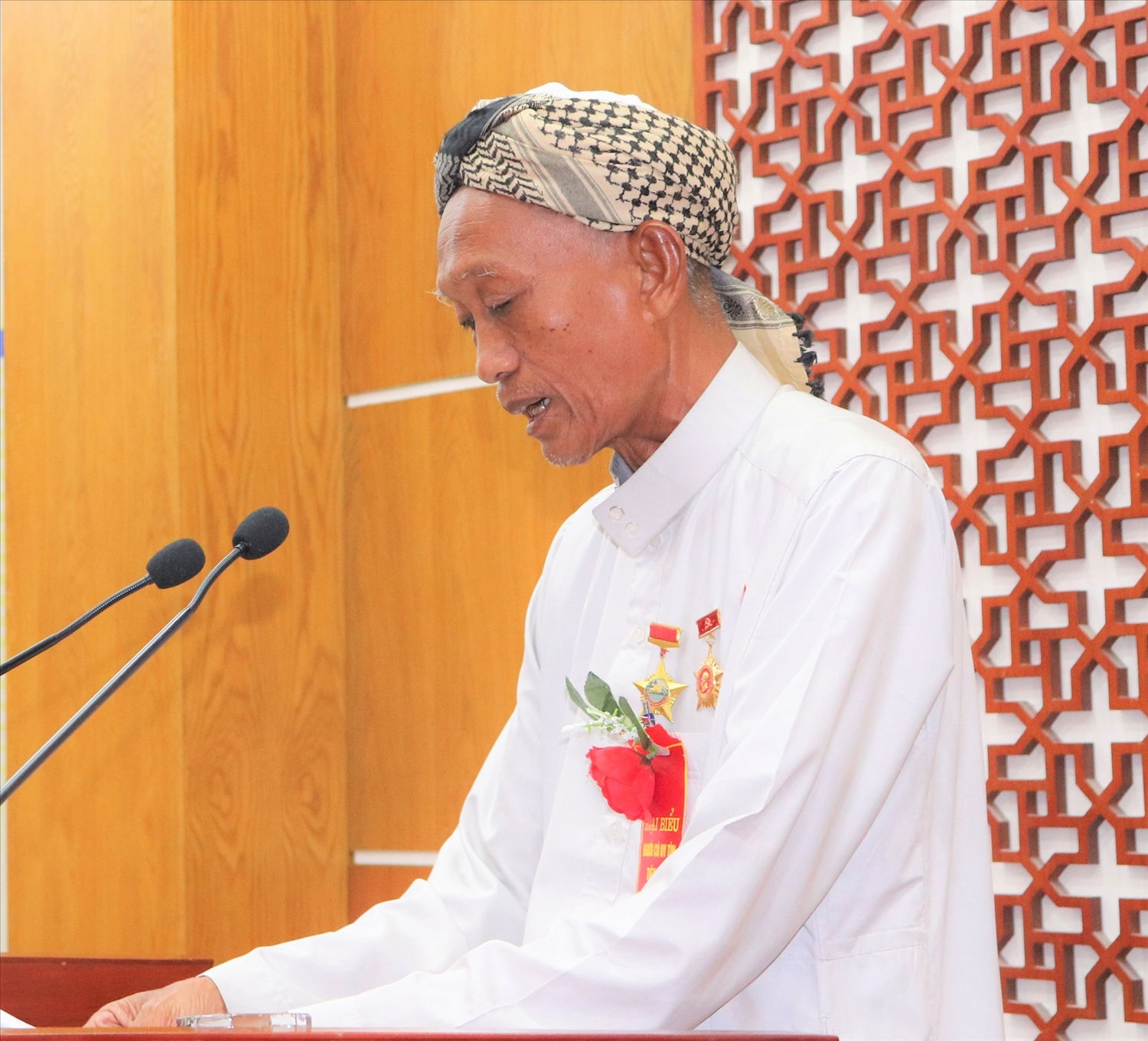 Giáo cả A Ly phát biểu tại Hội nghị Tuyên dương Người có uy tín tiêu biểu trong phong trào “Toàn dân tham gia bảo vệ chủ quyền lãnh, an ninh biên giới quốc gia”.