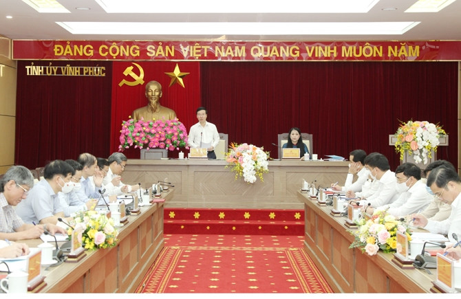 Đồng chí Võ Văn Thưởng ghi nhận Vĩnh Phúc là điển hình thực hiện  nhiệm vụ vừa phòng, chống dịch bệnh vừa phát triển kinh tế- xã hội. Ảnh: Cổng TTĐT tỉnh Vĩnh Phúc
