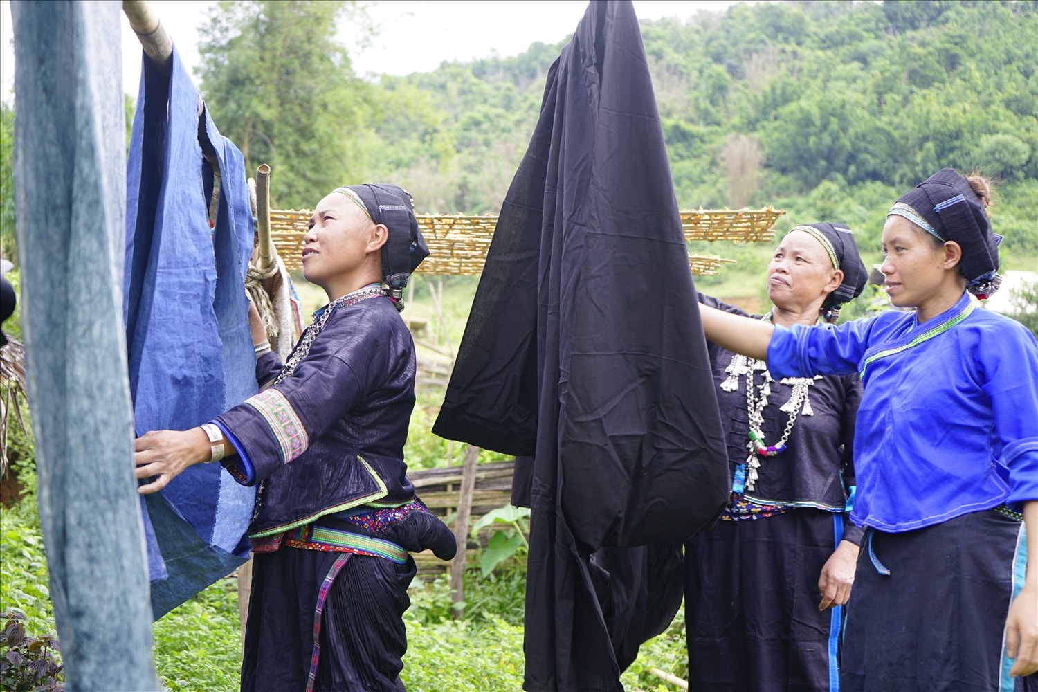Công đoạn phơi vải sau khi nhuộm chàm