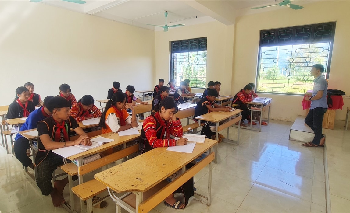 Để bảo đảm chất lượng dạy và học, tỉnh Lai Châu cần sớm có những chính sách đặc thù đối với học sinh các xã NTM còn gặp nhiều khó khăn