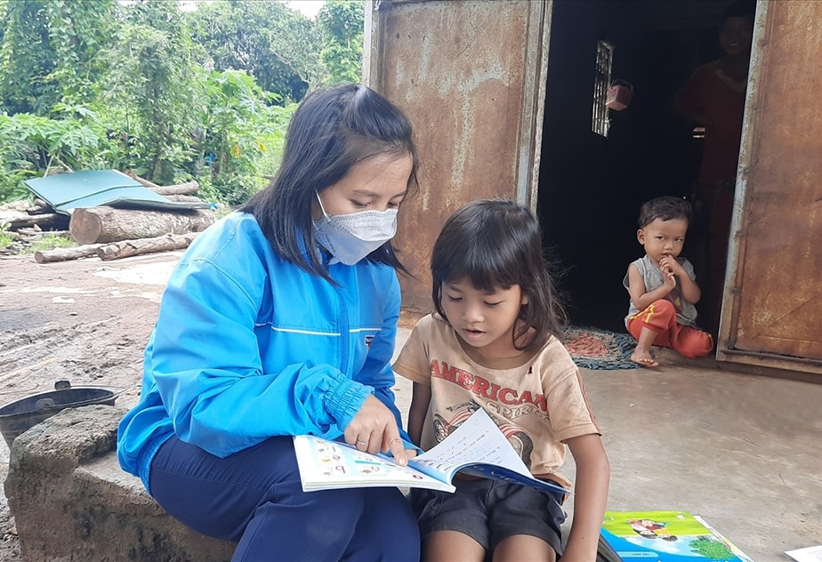 Giáo viên đến tận nhà giao bài cho học sinh Giáo viên đến tận nhà giao bài cho học sinh