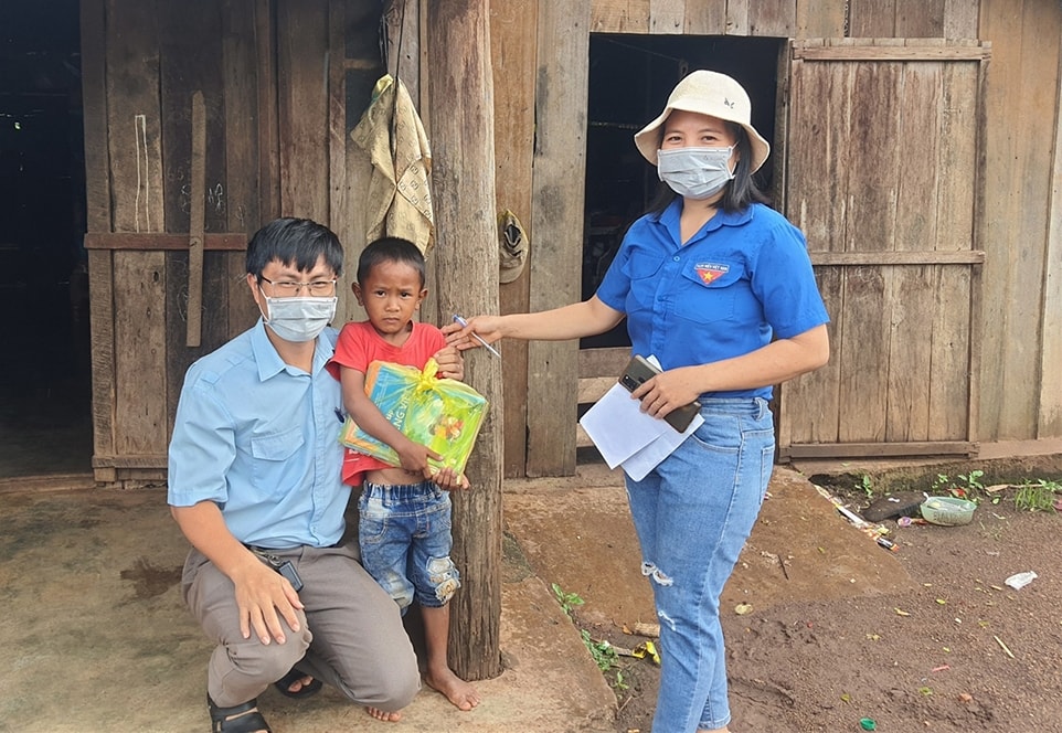 Giáo viên xã vùng sâu Ea M’đroh tặng sách vở và kiểm tra bài cho học sinh nghèo Giáo viên xã vùng sâu Ea M’đroh tặng sách vở và kiểm tra bài cho học sinh nghèo