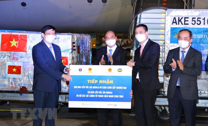 Chủ tịch nước Nguyễn Xuân Phúc chứng kiến lễ tiếp nhận tượng trưng 1,05 triệu liều vaccine Abdala của Cuba. Ảnh: TTXVN Chủ tịch nước Nguyễn Xuân Phúc chứng kiến lễ tiếp nhận tượng trưng 1,05 triệu liều vaccine Abdala của Cuba. Ảnh: TTXVN