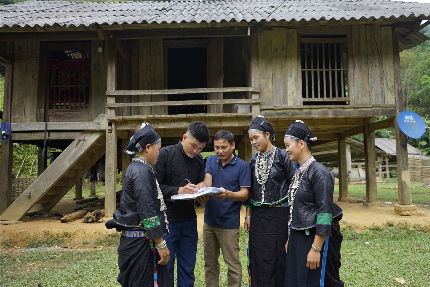 Anh Đặng Phúc Trường, cán bộ địa chính xã Trung Sơn (Yên Sơn) vận động người Nùng - Bản Giáng ký cam kết bảo vệ rừng.